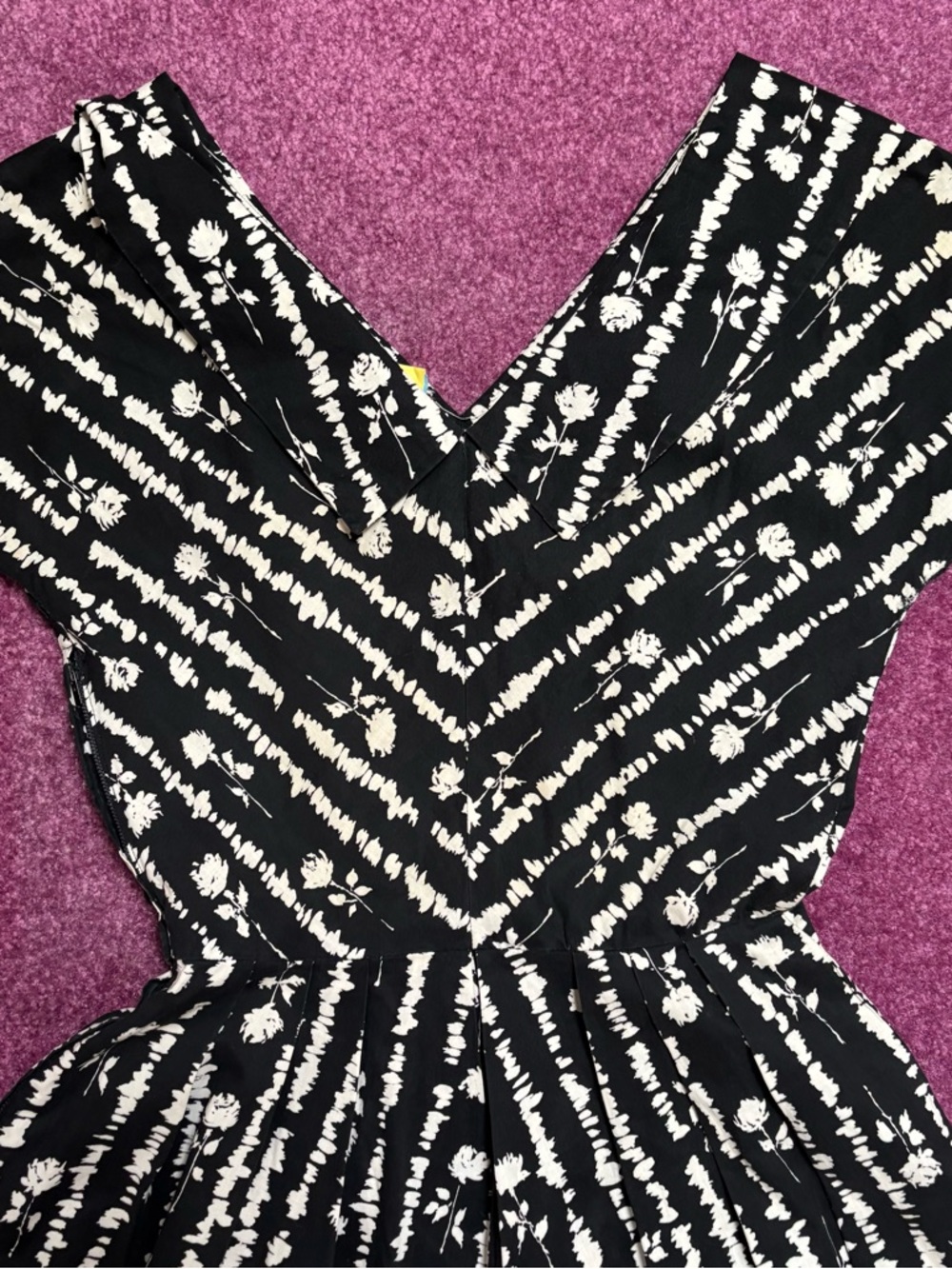 Black & white floral 60s handmade dress with a V-neckline and sweet Peter Pan - Picture 8 of 9